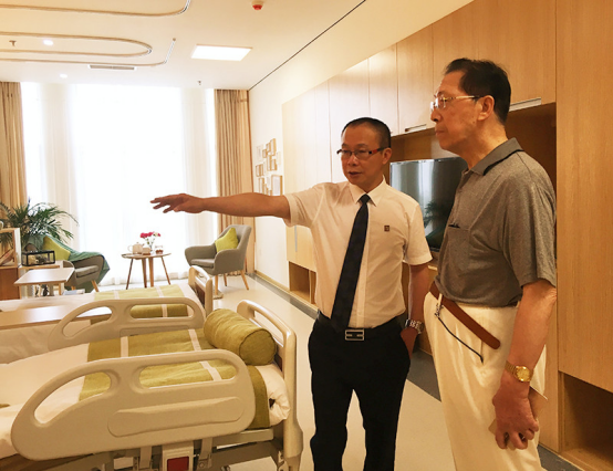 原省委书记汪友根莅临亲睦家老年医院实地考察